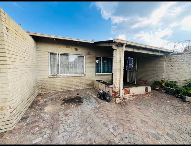8 BEDROOM HOUSE FOR SALE IN BOKSBURG NORTH
